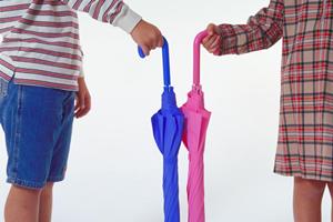 2018年最新の水着を身に付けて海辺で注目を浴びる